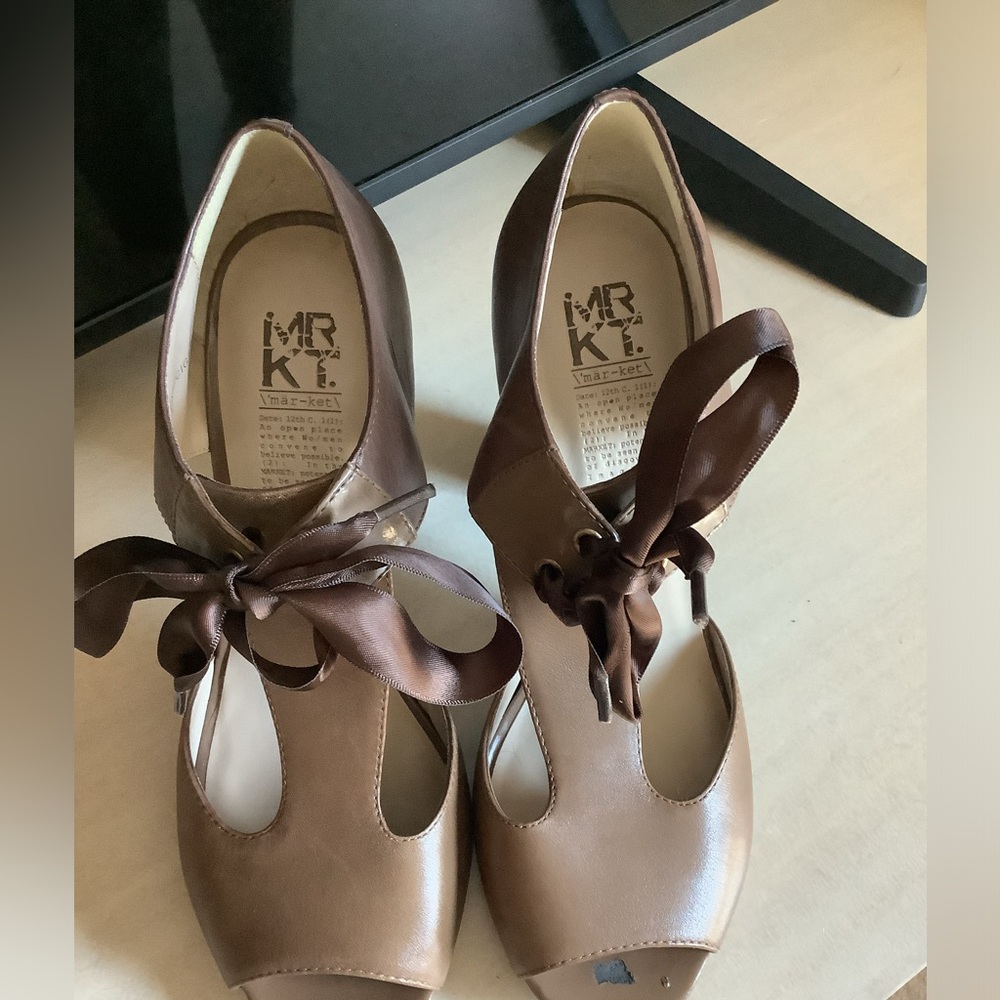 MRKT Strappy Peep Toe Heel with bow details at ankle size 10 brown